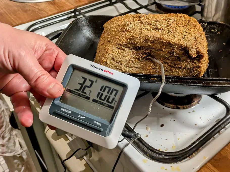 Digitales ThermoPro Grillthermometer Pastrami Mit einem digitalen ThermoPro Grillthermometer wird bei einem Stück gewürzten Braten die Kerntemperatur gemessen.