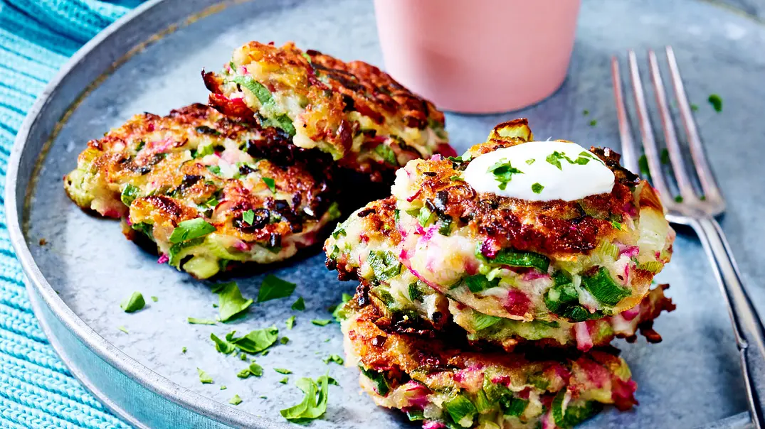 Thomas’ Radieschen-Fritters mit Dip Rezept - Foto: LECKER @ Bauer Media Group Thomas’ Radieschen-Fritters mit Dip Rezept - Foto: LECKER @ Bauer Media Group
