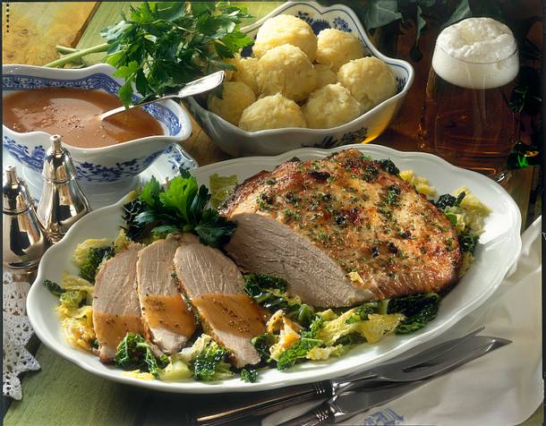Thüringer Kartoffelklöße mit Schweinebraten auf Wirsing Rezept Thüringer Kartoffelklöße mit Schweinebraten auf Wirsing Rezept