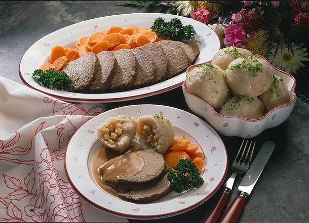 Thüringer Klöße mit Rinderbraten und Möhrengemüse Rezept Thüringer Klöße mit Rinderbraten und Möhrengemüse Rezept