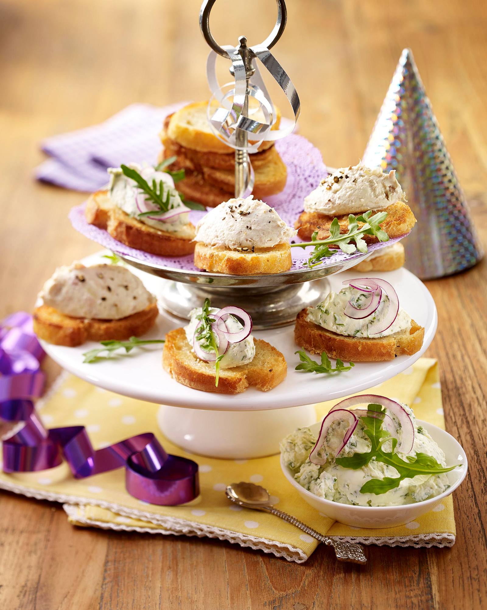 Thunfisch-Creme und Rauke-Creme auf Brotchips Rezept | LECKER