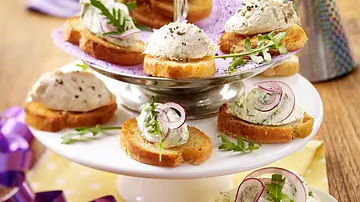 Thunfisch-Creme und Rauke-Creme auf Brotchips Rezept - Foto: LECKER @ Bauer Media Group