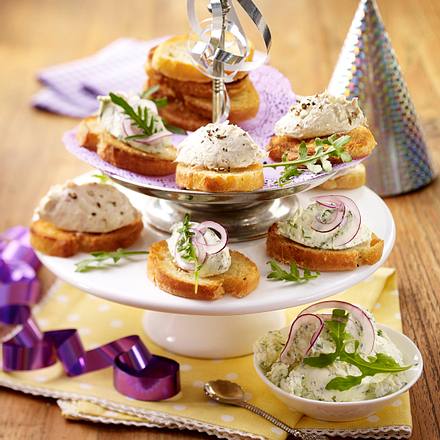 Thunfisch-Creme und Rauke-Creme auf Brotchips Rezept