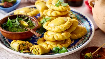 Thunfisch-Empanadas mit Mojo verde Rezept - Foto: LECKER @ Bauer Media Group Thunfisch-Empanadas mit Mojo verde Rezept - Foto: LECKER @ Bauer Media Group
