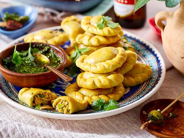 Thunfisch-Empanadas mit Mojo verde Rezept Thunfisch-Empanadas mit Mojo verde Rezept