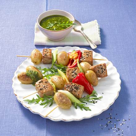 Thunfisch-Kartoffelspieße mit Raukepesto Rezept Thunfisch-Kartoffelspieße mit Raukepesto Rezept