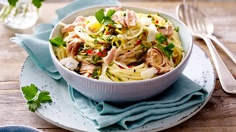 Thunfisch-Linguine mit Chili Rezept - Foto: LECKER @ Bauer Media Group Thunfisch-Linguine mit Chili Rezept - Foto: LECKER @ Bauer Media Group