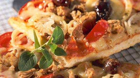 Thunfisch-Pizza Rezept - Foto: House of Food / Bauer Food Experts KG