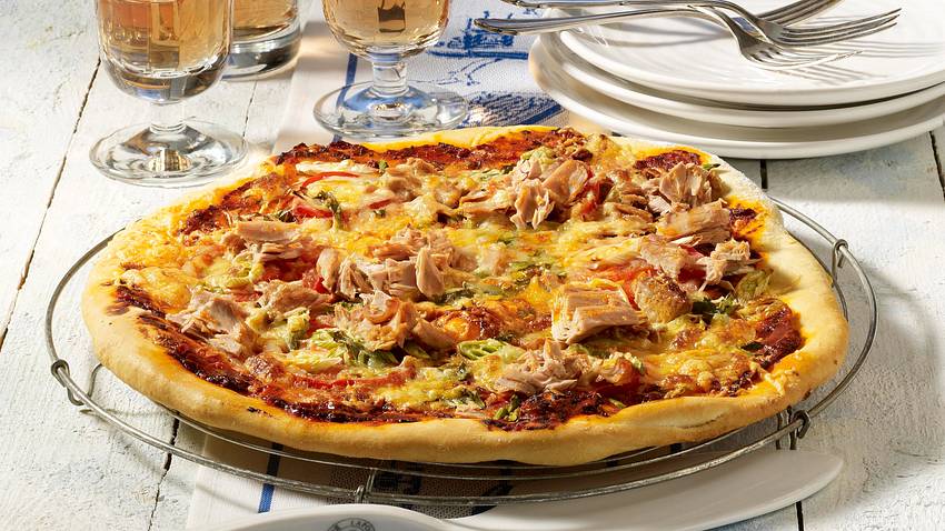Thunfisch-Pizza Rezept - Foto: House of Food / Bauer Food Experts KG