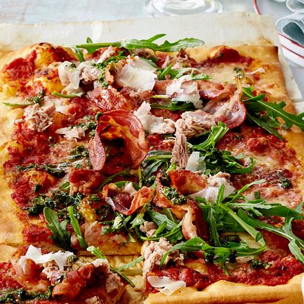 Thunfisch-Pizza mit Specklocken Rezept Thunfisch-Pizza mit Specklocken Rezept