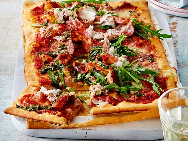 Thunfisch-Pizza mit Specklocken Rezept Thunfisch-Pizza mit Specklocken Rezept