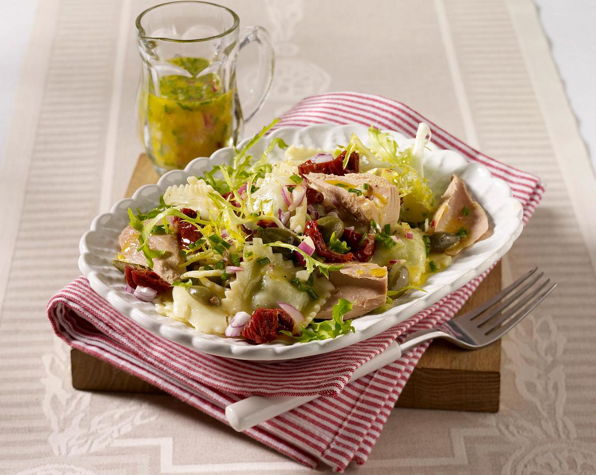 Thunfisch-Ravioli-Salat mit getrockneten Tomaten, Kapern und Zwiebel-Vinaigrette Rezept