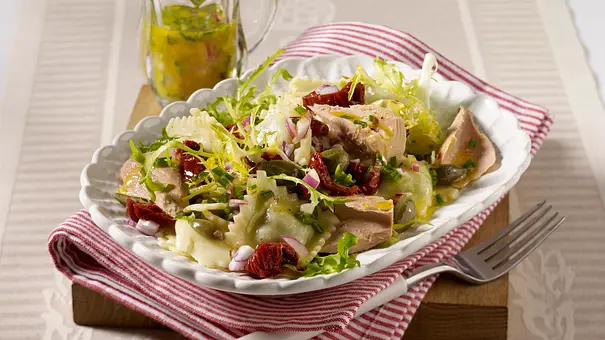 Thunfisch-Ravioli-Salat mit getrockneten Tomaten, Kapern und Zwiebel-Vinaigrette Rezept - Foto: LECKER @ Bauer Media Group