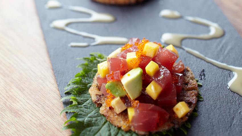 Thunfisch-Sashimi auf Bananen-Crostini Rezept - Foto: House of Food / Bauer Food Experts KG