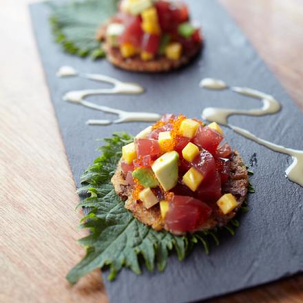 Thunfisch-Sashimi auf Bananen-Crostini Rezept Thunfisch-Sashimi auf Bananen-Crostini Rezept