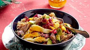 Thunfisch-Spiegeleier-Salat mit Avocado Rezept - Foto: LECKER @ Bauer Media Group Thunfisch-Spiegeleier-Salat mit Avocado Rezept - Foto: LECKER @ Bauer Media Group