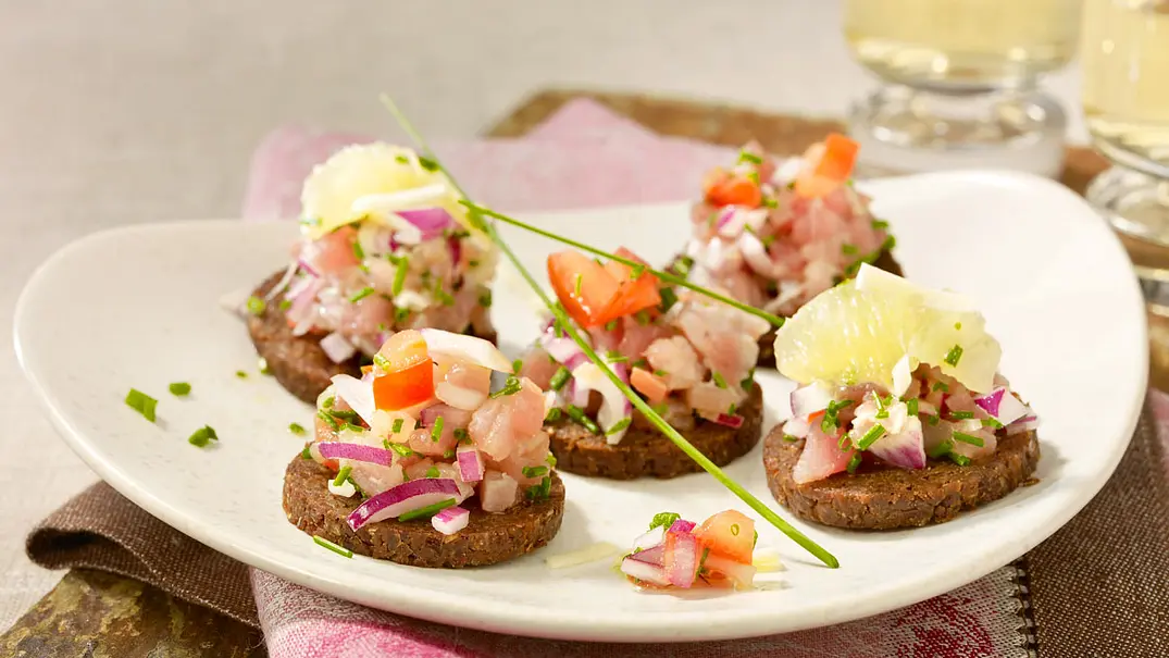 Thunfisch Tatar auf Pumpernickel mit Limettensalsa Rezept - Foto: LECKER @ Bauer Media Group Thunfisch Tatar auf Pumpernickel mit Limettensalsa Rezept - Foto: LECKER @ Bauer Media Group