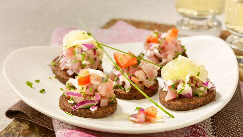 Thunfisch Tatar auf Pumpernickel mit Limettensalsa Rezept - Foto: Först, Thomas