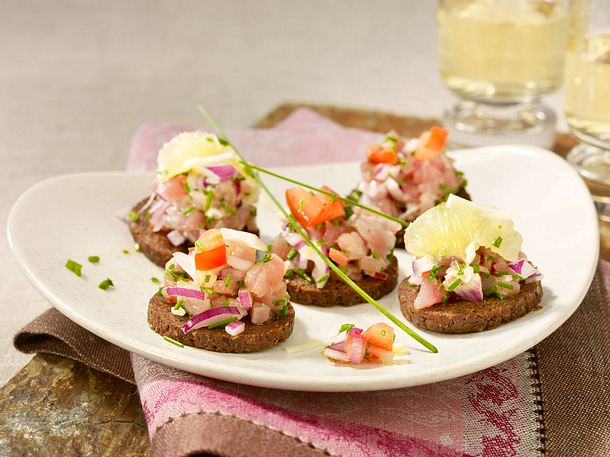 Thunfisch-Tatar auf Pumpernickel mit Limettensalsa Rezept Thunfisch-Tatar auf Pumpernickel mit Limettensalsa Rezept