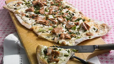 Thunfisch-Zwiebel-Flammkuchen Rezept - Foto: LECKER @ Bauer Media Group