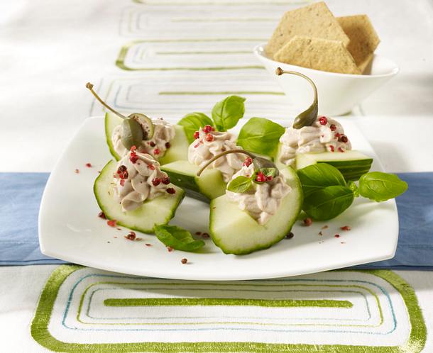 Thunfischcreme auf Gurkenscheiben Rezept Thunfischcreme auf Gurkenscheiben Rezept