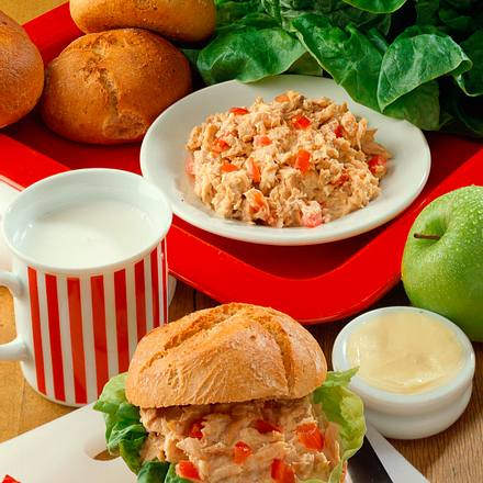 Thunfischsalat auf Brötchen Rezept Thunfischsalat auf Brötchen Rezept