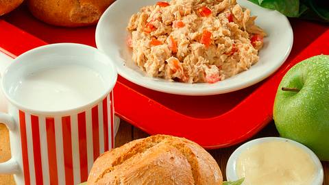 Thunfischsalat auf Brötchen Rezept - Foto: Horn