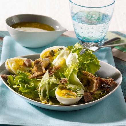 Thunfischsalat mit halbierten Eiern, und Kapern-Vinaigrette Rezept