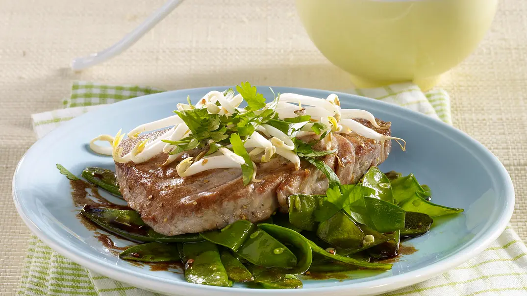Thunfischsteak auf Zuckerschoten Rezept - Foto: LECKER @ Bauer Media Group