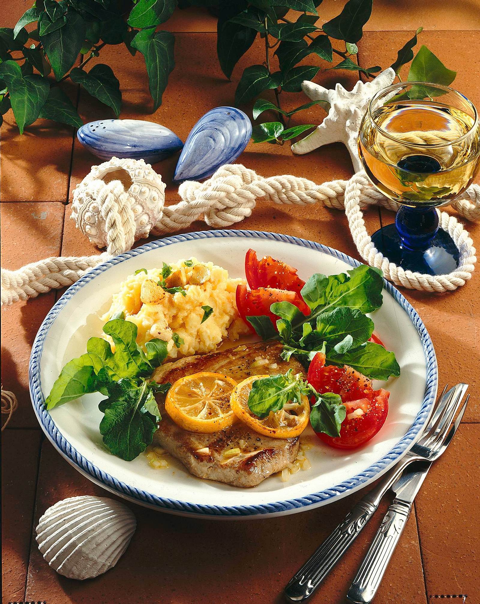 Thunfischsteak mit Knoblauch-Kartoffelpüree Rezept | LECKER