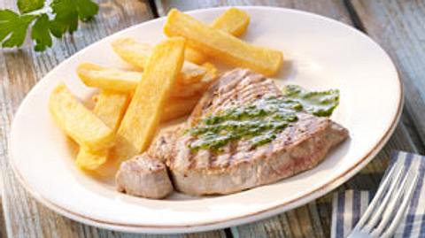 Thunfischsteak mit Petersilien-Zitronen-Pesto  und Steakhouse Frites