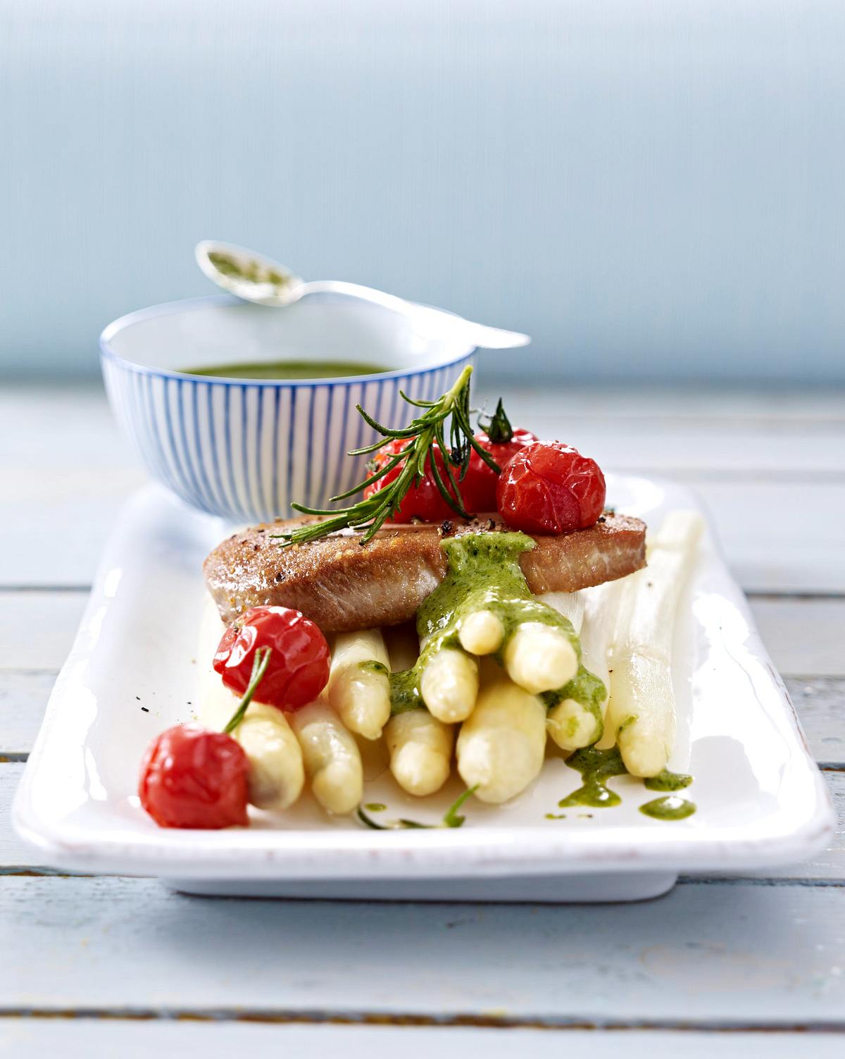 Thunfischsteaks auf Spargel mit Bärlauchsoße und Schmortomaten Rezept