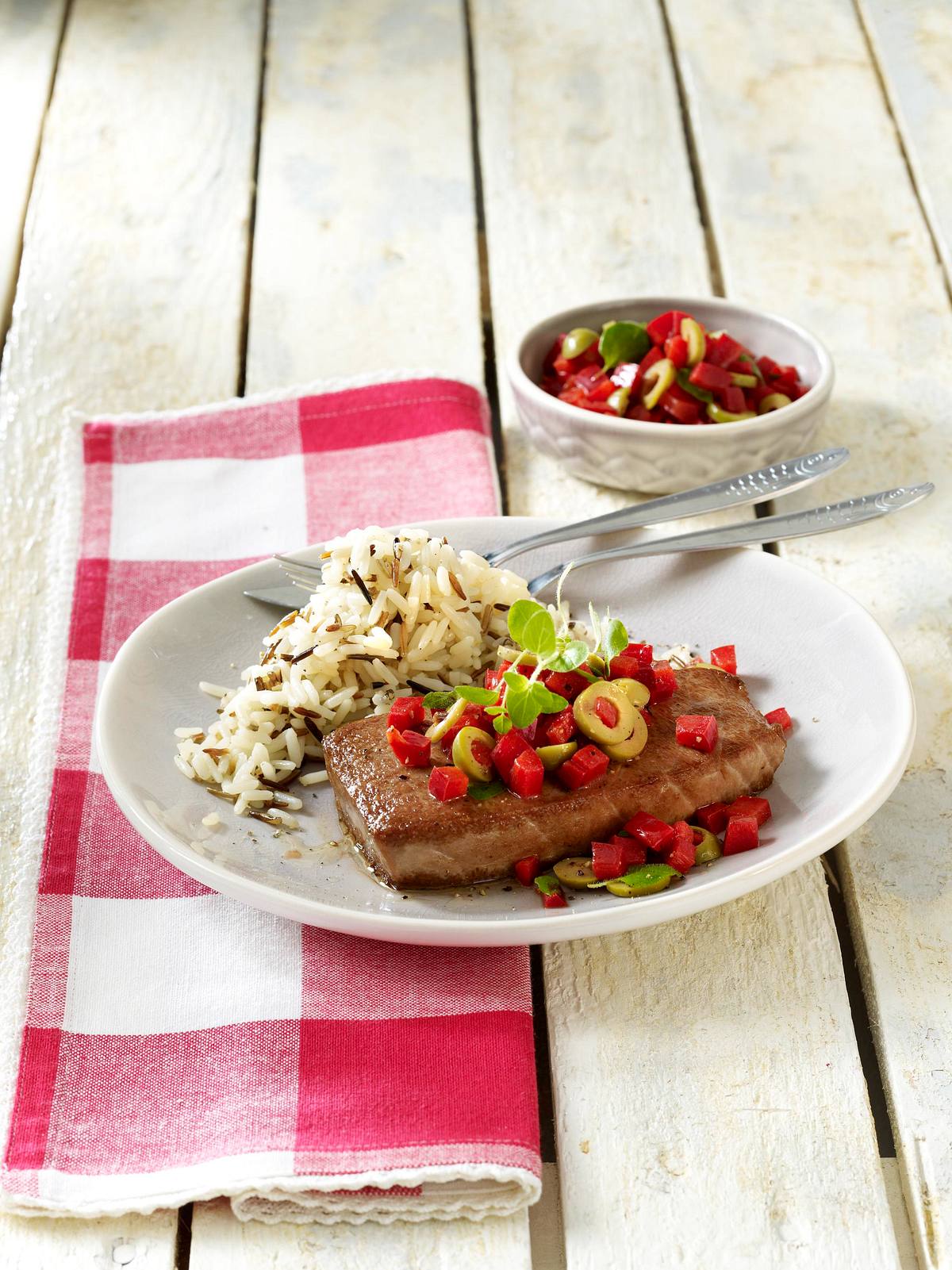 Thunfischsteaks mit Paprika-Oliven-Salsa Rezept