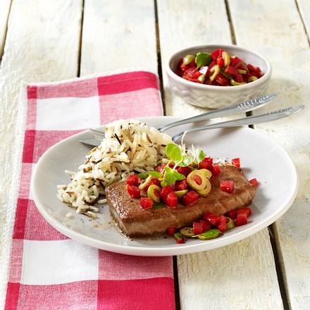 Thunfischsteaks mit Paprika-Oliven-Salsa Rezept Thunfischsteaks mit Paprika-Oliven-Salsa Rezept