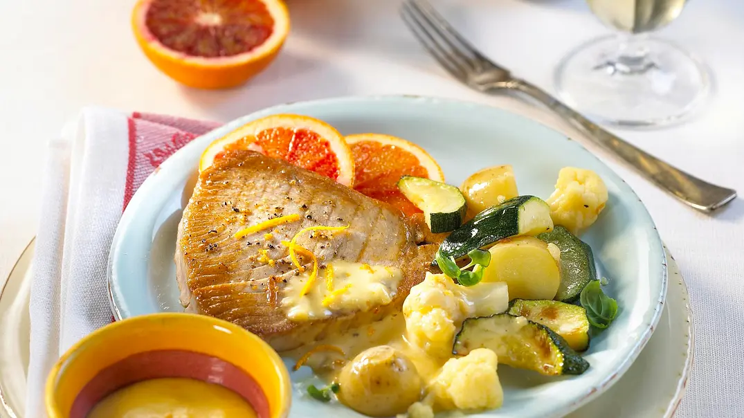 Thunfischsteaks mit Sauce Maltaise Rezept - Foto: LECKER @ Bauer Media Group