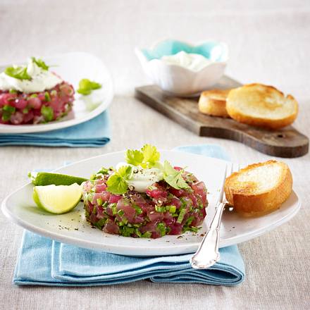 Thunfischtatar mit Joghurtdip Rezept Thunfischtatar mit Joghurtdip Rezept