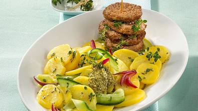 Thymian-Kartoffelsalat mit Frikadellen Rezept - Foto: LECKER @ Bauer Media Group