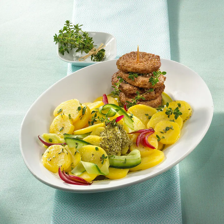 Thymian-Kartoffelsalat mit Frikadellen Rezept