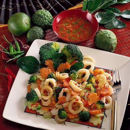 Tintenfischsalat mit Limettensoße (frischer Tintenfisch) Rezept Tintenfischsalat mit Limettensoße (frischer Tintenfisch) Rezept