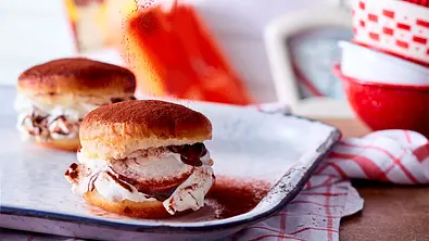Tiramisu-Berliner mit Mandellikör Rezept - Foto: LECKER @ Bauer Media Group