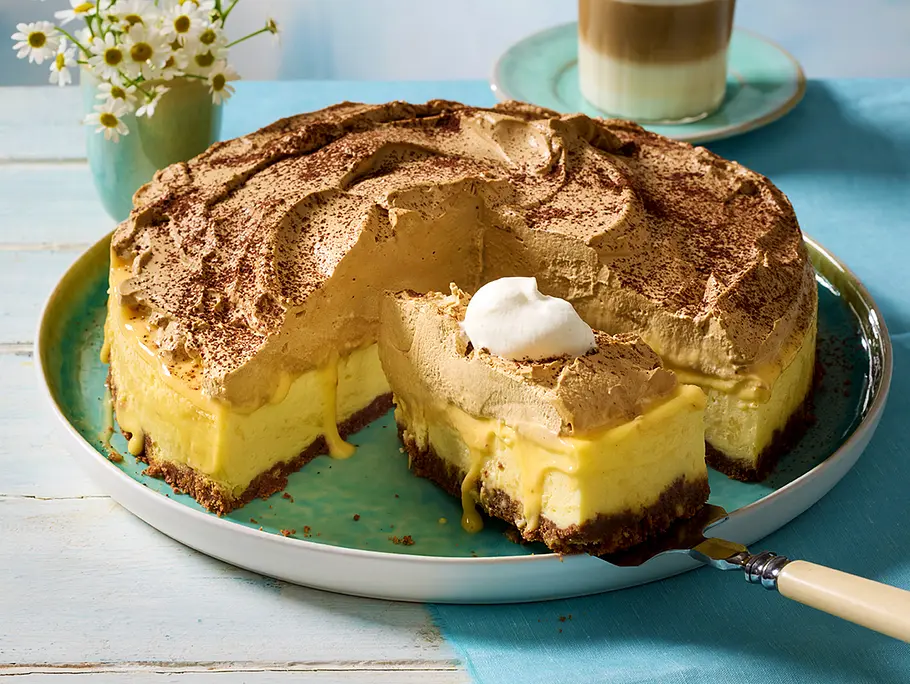 Tiramisu-Käsekuchen mit Eierlikör Rezept Käsekuchen mit Eierlikör-Frischkäsecreme, Tiramisuhaube und Kakao
