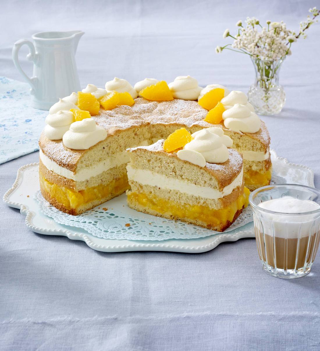 Tiramisu-Torte mit Mango-Orangen-Kompott Rezept | LECKER
