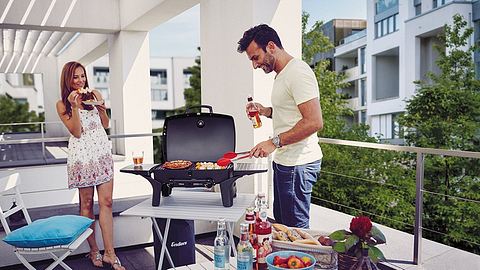 Sauberer Grillen mit einem Tisch-Gasgrill