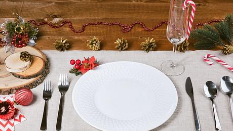 Tischläufer Weihnachten – die schönsten Modelle für deine Festtafel - Foto: iStock/Dasha_Romanova