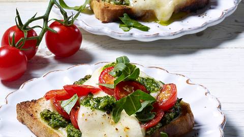 Toast Caprese Rezept - Foto: House of Food / Bauer Food Experts KG