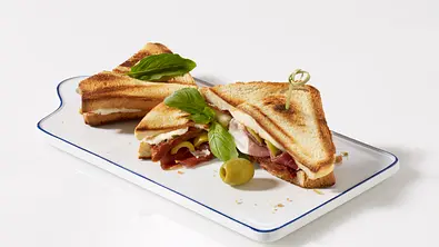 Toast Caprese (Sandwich) Rezept - Foto: LECKER @ Bauer Media Group