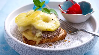 Toast Hawaii mit Rumpsteak und Raclettekäse Rezept - Foto: LECKER @ Bauer Media Group