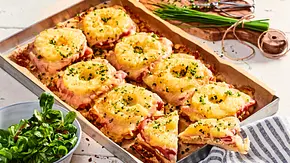 Toast Hawaii vom Blech Rezept - Foto: LECKER @ Bauer Media Group Toast Hawaii vom Blech Rezept - Foto: LECKER @ Bauer Media Group