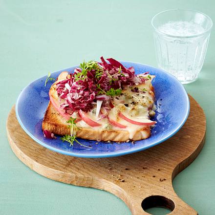 Toast mit Apfelspalten, Radicchio, Blauschimmelkäse und Kresse Rezept Toast mit Apfelspalten, Radicchio, Blauschimmelkäse und Kresse Rezept