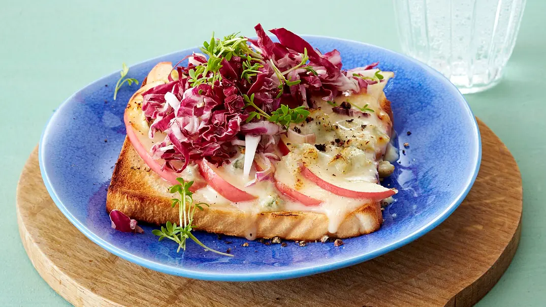 Toast mit Apfelspalten, Radicchio, Blauschimmelkäse und Kresse Rezept - Foto: LECKER @ Bauer Media Group Toast mit Apfelspalten, Radicchio, Blauschimmelkäse und Kresse Rezept - Foto: LECKER @ Bauer Media Group